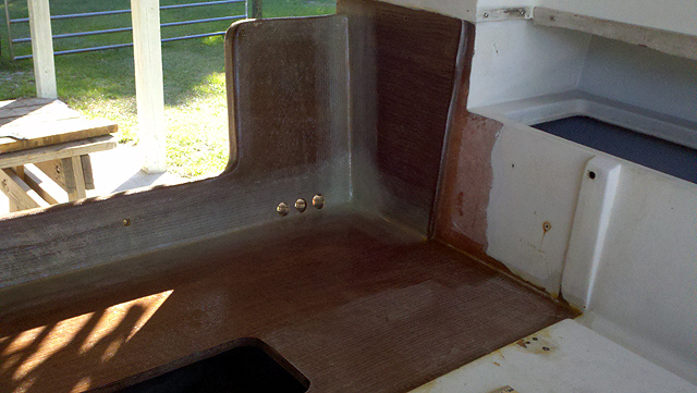 Transom glassed to motorwell sides and deck 2
