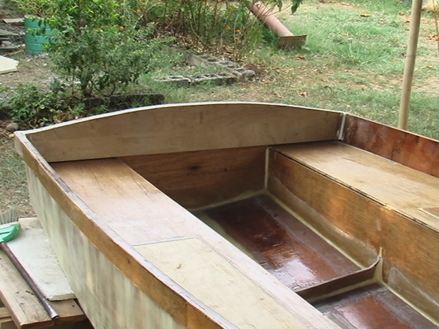 Builtup transom
To use the hull as a "power boat" 3/4" inches of ply were added.
