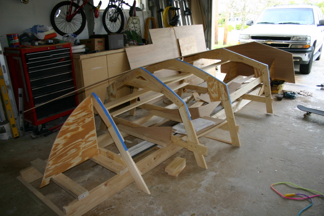 The jig
Fairly straight forward. Used 1x4s for jigs. They are ready for hull #2.
