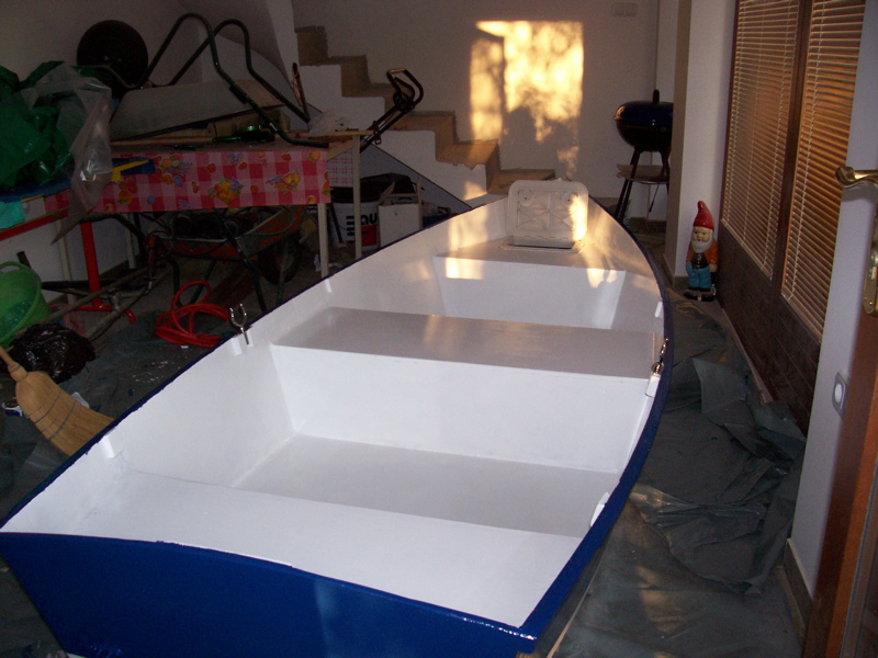FL12 - fully finished
Oarlocks installed. Rubrails fully painted. So, boat is finished. 


