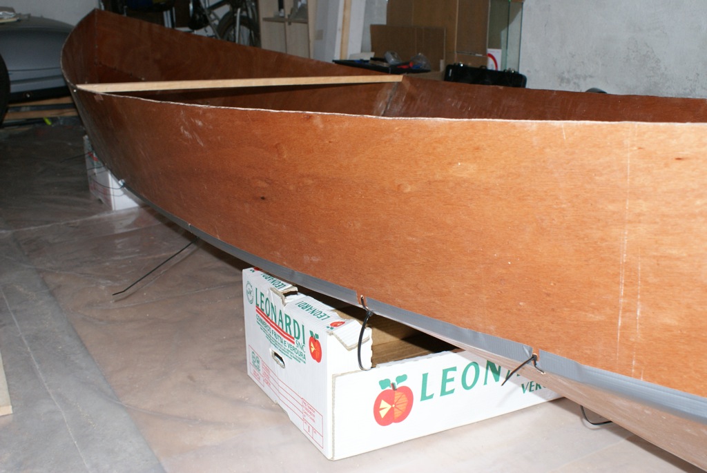 Cheap jig: cardboard fruit boxes are perfect to support such a light hull!
Keywords: CH16 CHENOA16 CHENOA CANOE