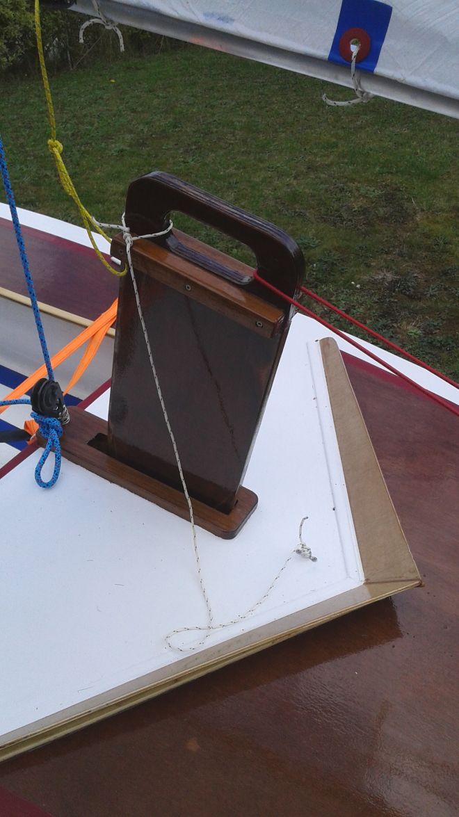 Daggerboard rigging detail
Safety line to eyestrap and bungy JC cord to bow handle
